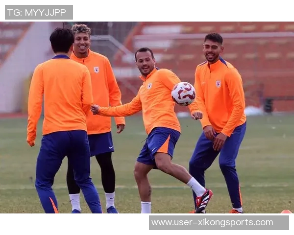 泰山外援瓦科携家人欢庆圣诞节合影留念尽享巴黎美好时光